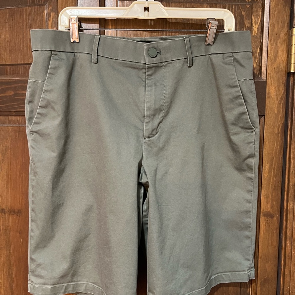 Banana Republic Green Flat Front Shorts 34 men’s